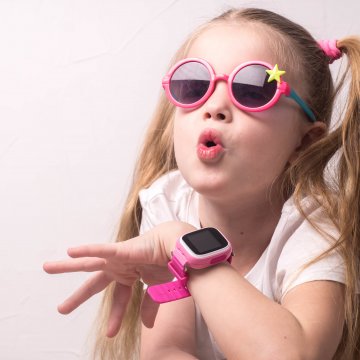 girl with smartwatch child pink sunglasses